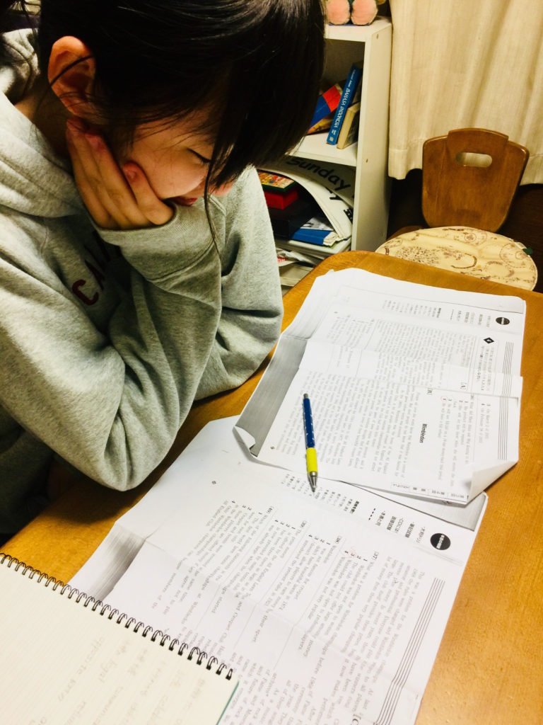 英検の勉強をしている学生の写真